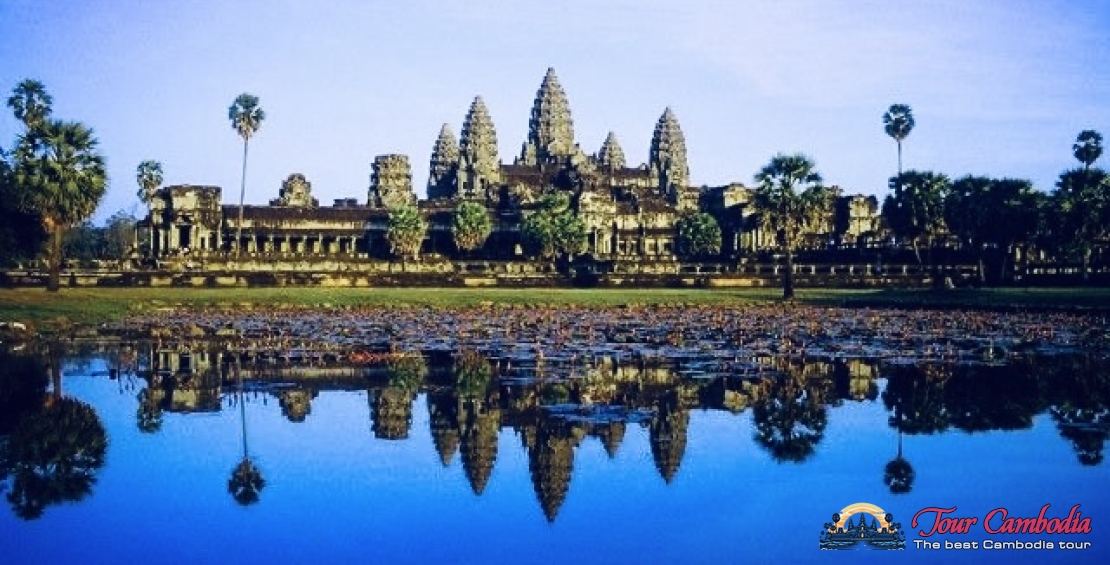 Đền Angkor Wat soi bóng xuống hồ nước
