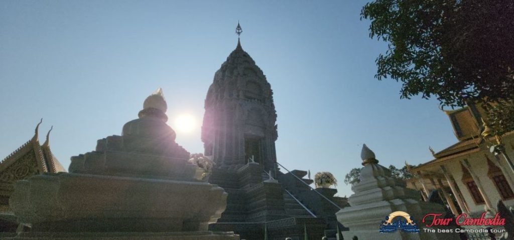 Bảo tháp chùa Khmer dưới nắng sớm
