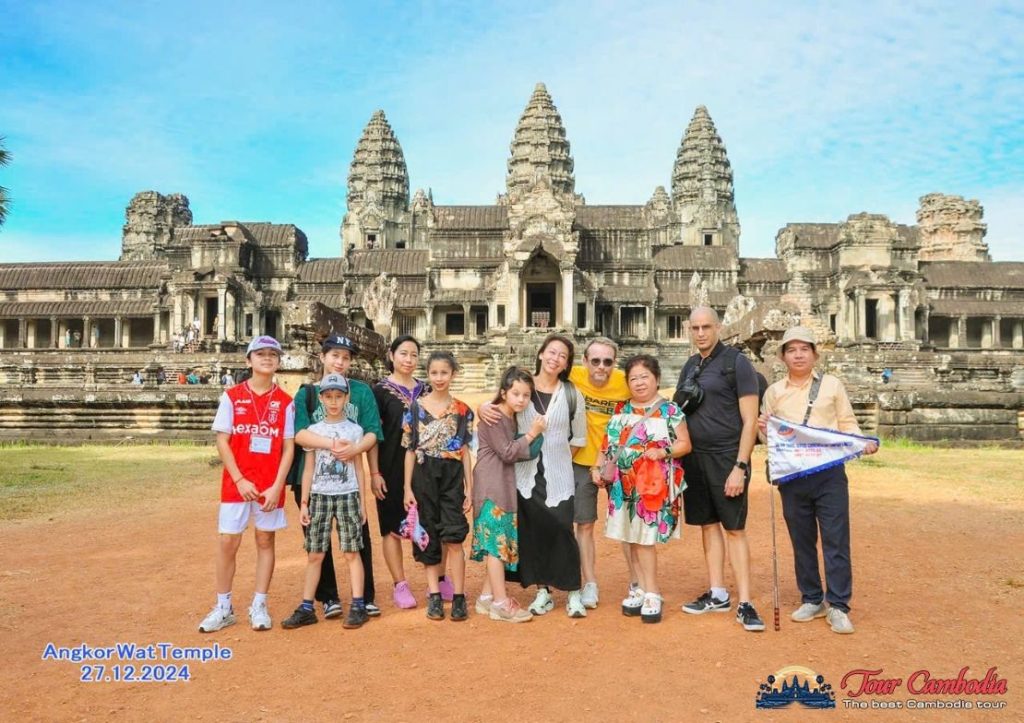 Gia đình du khách chụp ảnh tại Angkor Wat