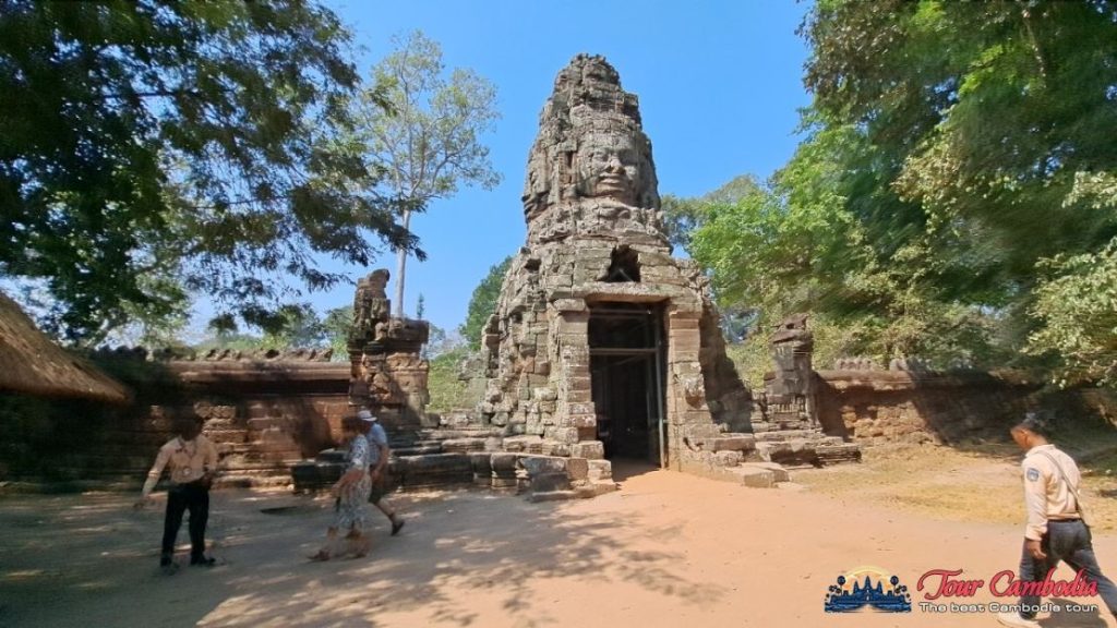 Tháp đá cổ giữa rừng cây ở quần thể Angkor