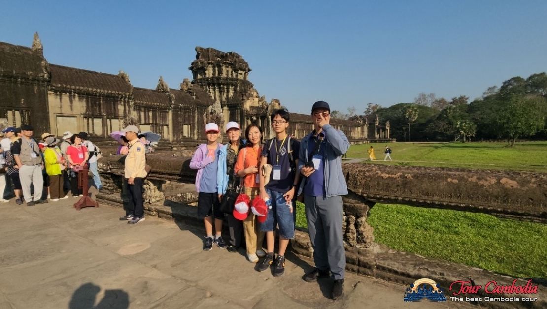 Đoàn khách tham quan đền Angkor Wat dịp Tết