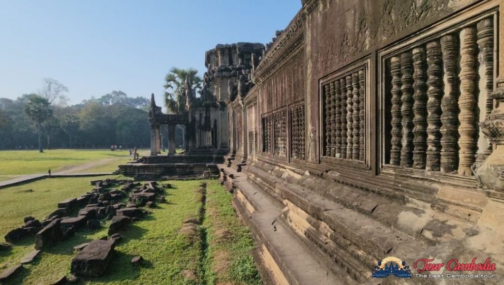 Hành lang đá cổ của đền Angkor Wat