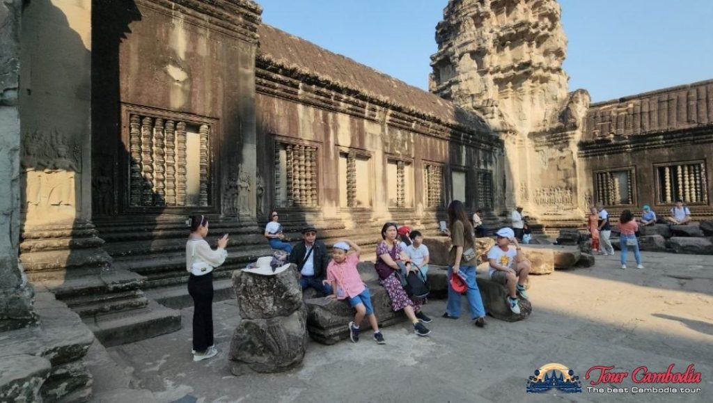 Du khách nghỉ chân trong sân đền Angkor Wat