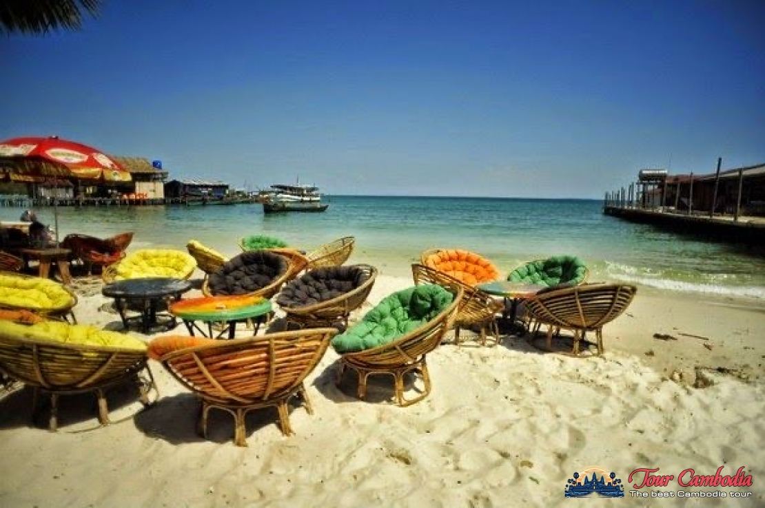 Bãi biển với ghế mây đầy màu sắc trên đảo Koh Rong