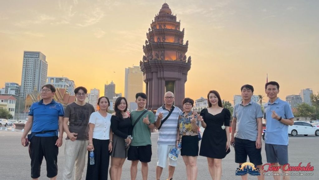 Đoàn khách tại Tượng đài Độc Lập lúc hoàng hôn