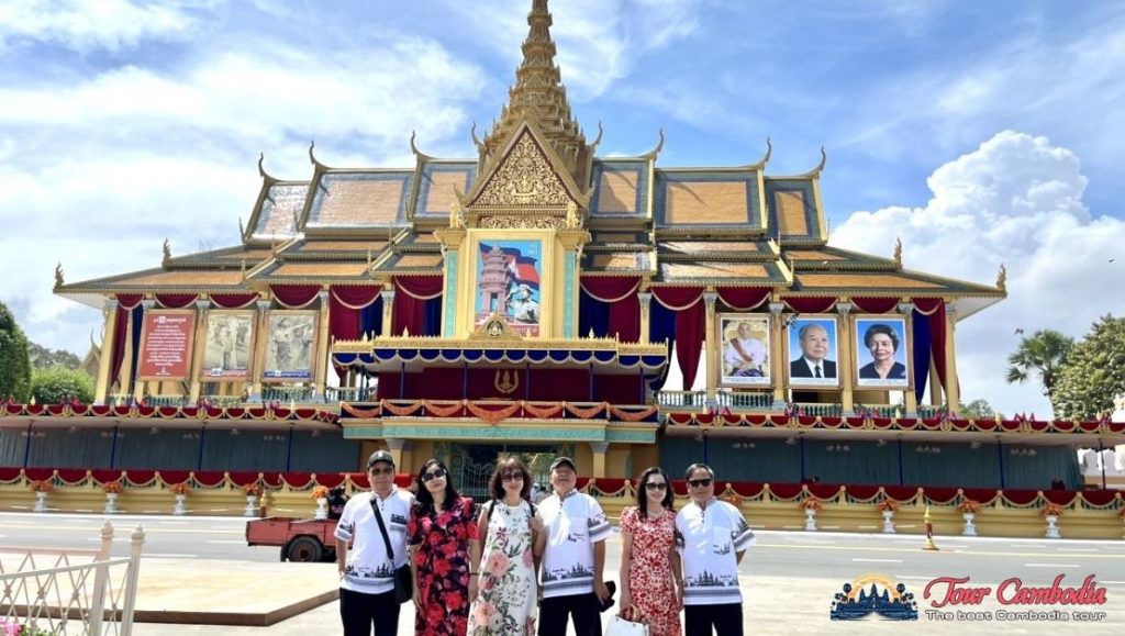 Đoàn khách trước Hoàng Cung Phnom Penh
