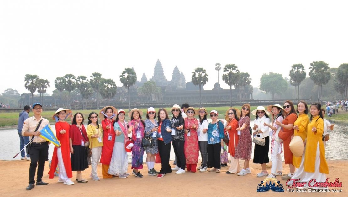 Đoàn khách trước đền Angkor Wat, Siem Reap